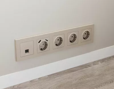 Комплект мех-ма компьютерной розетки RJ-45 экранированной с автоматической защитной шторкой Alfa Серо-бежевый матовый Quant Ambrella Volt MA372005 (AP3720, VM185)