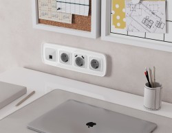 Комплект механизма компьютерной розетки Ambrella Volt RJ-45 (8P8C) CAT6A экранированной с автоматической защитной шторкой OMEGA MO412005 Серебро глянец QUANT (OP4120, VM185)