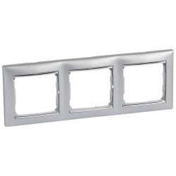Рамка 3-постовая Legrand Valena алюминий/серебряный штрих 770353