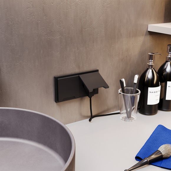 Розетка с защитными шторками и крышкой Voltum S70 VLS040308