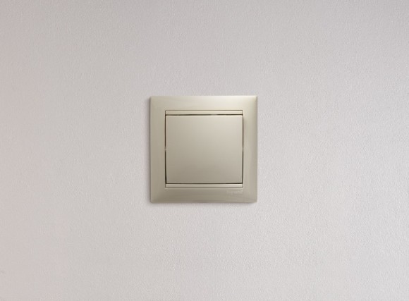 Переключатель одноклавишный перекрестный Legrand Valena Classic 695608