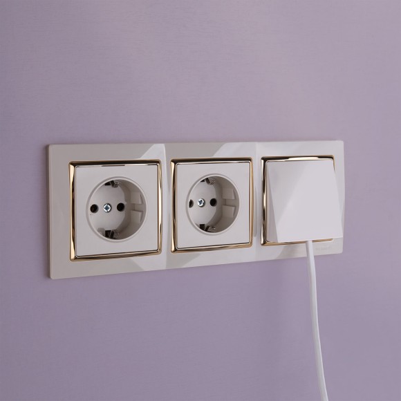 Розетка с заземлением и шторками Werkel слоновая кость W1171103 4690389155758