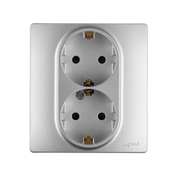 Розетка двойная с/з со шторками Legrand Inspiria 673757