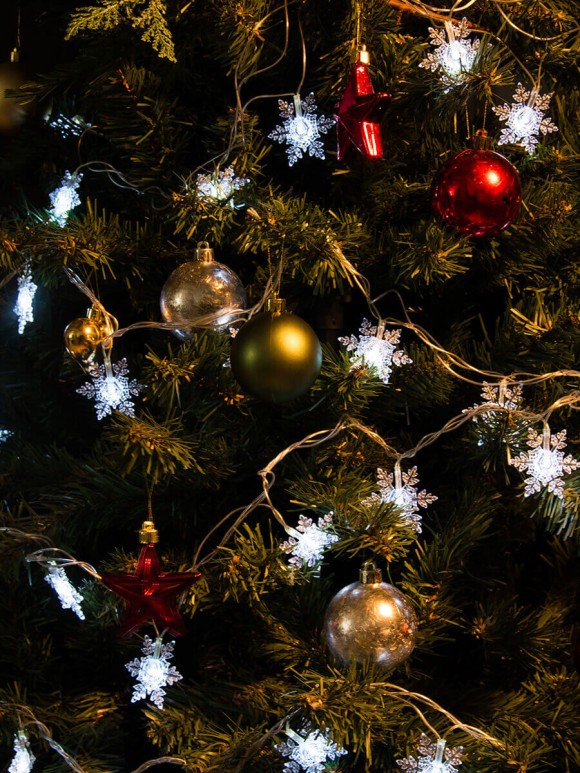 Светодиодная гирлянда (07930) Uniel сакура 220V белый ULD-S0700-050/DTA White IP20 SNOWFLAKES-1