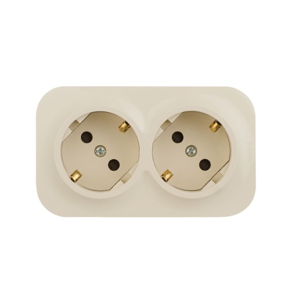 Розеточный блок двойной с/з со шторками Legrand Quteo 782267