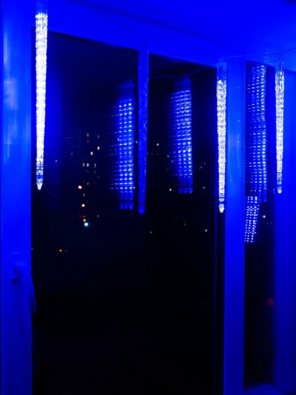 Светодиодная гирлянда (11125) Uniel занавес Сосульки 220V синий ULD-E3005-300/DTK BLUE IP44 ICICLE в интерьере прихожей